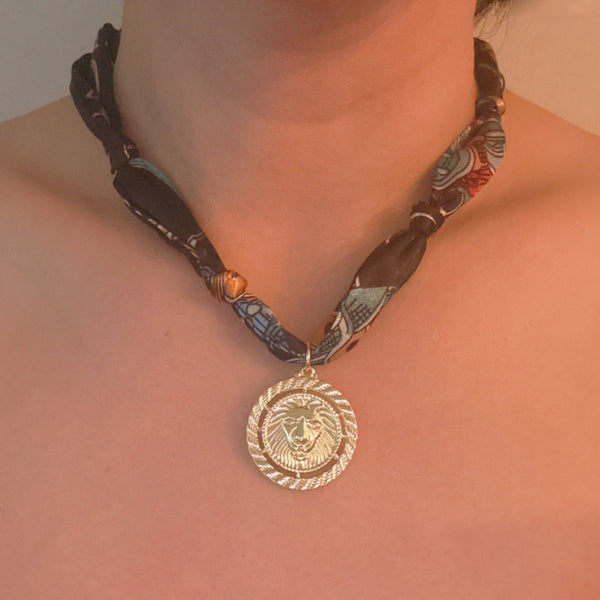 Luxe Print Medallion Pendant Scarf Necklace: Black