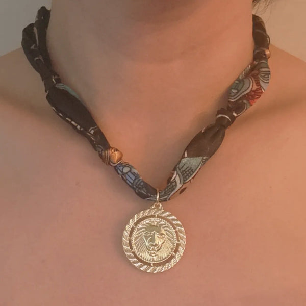 Luxe Print Medallion Pendant Scarf Necklace: Black