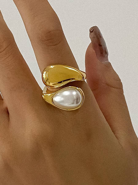 Sloan 18K Gold Non-Tarnish Pearl Wavy Ring: Brown