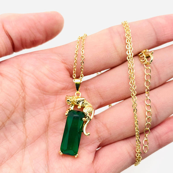 Green Glass Leopard Pendant Necklace: Green